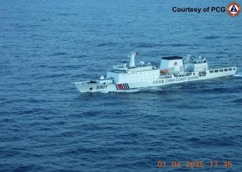 DefenseMirror's tweet photo. Philippine Coast Guard Issues Radio Challenge to China's 'Monster' Vessel Near Zambales:

https://t.co/yBCfxgvMbb

#CoastGuard #Philippines #China #radiochallenge #Zambales #vessel #EEZ #SouthChinaSea https://t.co/fqjo73hitG