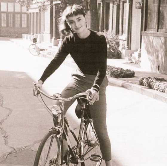 womensart1's tweet image. Hollywood actress Audrey Hepburn lived in the Netherlands during WW2 where as a 15 yr old she bravely aided resistance groups against the Nazis  #WomensArt