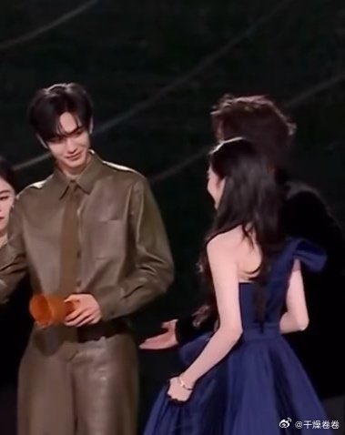 dephwatson's tweet photo. Ceilah gemes bgt😭, kalian ga kasian sama kita yang nungguin qgxj hah😭 romens tipis bikin penonton kejang"
#LiuHaocun #SongWeilong #tencen https://t.co/4UJcEln2l6