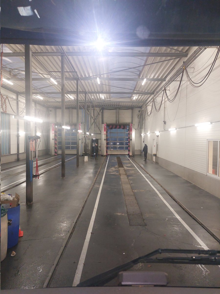 Allard242's tweet photo. Goedemorgen X-ers, de eerste werkdag van het jaar is weer aan. De dag beginnen met een wasje. Laatste keer met deze auto. Over 14 dagen een nieuwe #Volvo #itsmydrive Maak de maandag mooi. https://t.co/RnCxotIixn