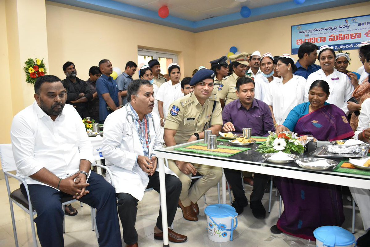 sattu_mallesh's tweet photo. ఆదిలాబాద్ పట్టణంలో పలు అభివృద్ధి కార్యక్రమాల్లో గౌరవ మంత్రివర్యులు @meeseethakka గారితో కలిసి పాల్గొనడం జరిగింది. ఈ కార్యక్రమాల్లో స్థానిక ఎమ్మెల్యే @PayalShanker_ గారు, ఆదిలాబాద్ ఎంపీ గోడెం నగేష్ గారు, ఎమ్మెల్సీ దండే విఠల్ గారు, ఎస్పీ గారు పాల్గొన్నారు.
#developmentactivities #adilabad #SattuMallesh #grandhalayachairmen #TelanganaCongress
