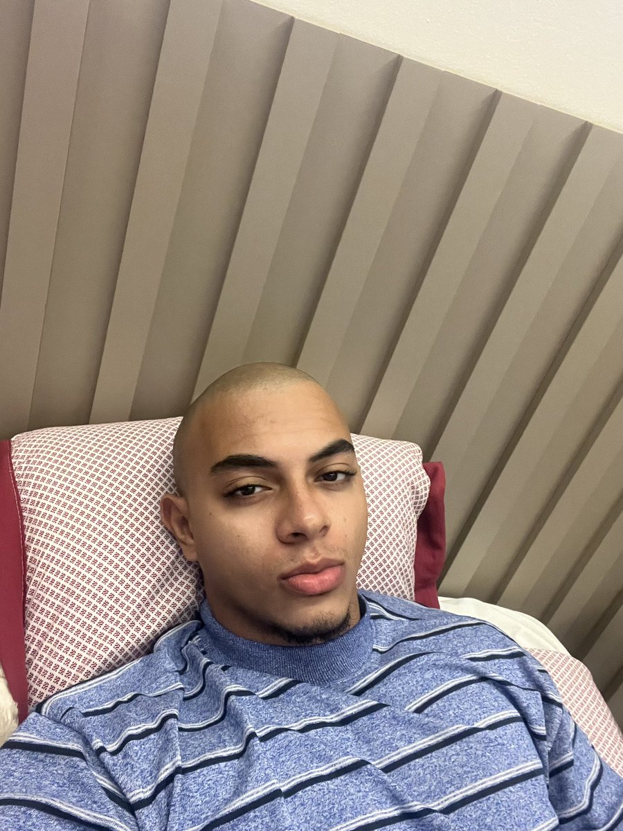 phayn14's tweet photo. Postando pois vi que aqui ainda n tem nenhuma foto minha careca🤓 https://t.co/csrGG1RZeF