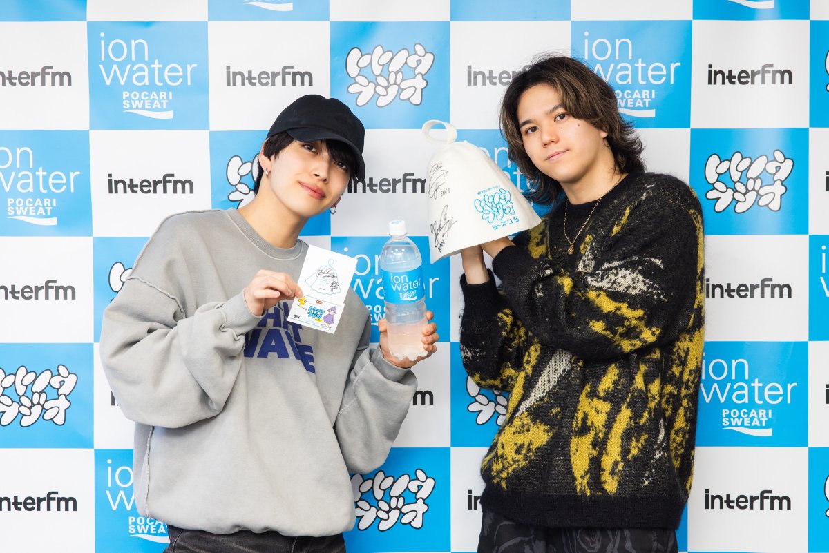 totonouradio's tweet photo. 🎁#イオンウォーター presents #トトノウラジオ ♨️から  #トトラジ リスナーの皆様へ📻
#MAZZEL (@mazzel_official) のRANさん、EIKIさんサイン入り番組 サウナハット＆ ステッカー、イオンウォーター900ml12本を3名様、イオンウォーター900ml12本を5名様にプレゼント🎁
応募は @totonouradio をフォロー＆本投稿をリポストするだけ！お待ちしています🧖 
#interfm #田邊駿一 #ブルエン #BLUE_ENCOUNT #サウナ