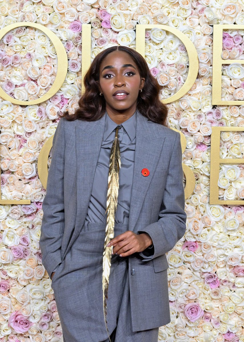 VanityFair's tweet photo. The people’s princess, Ayo Edebiri, channels Julia Roberts’ iconic 1990 pantsuit on the #GoldenGlobes red carpet.

See every look from tonight’s event: https://t.co/DgBo6bB4cr https://t.co/u8TErT2xVU
