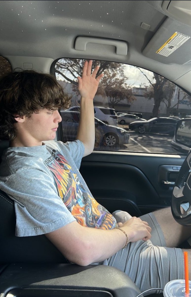 say hi for a suprise d pic in ur dms😜