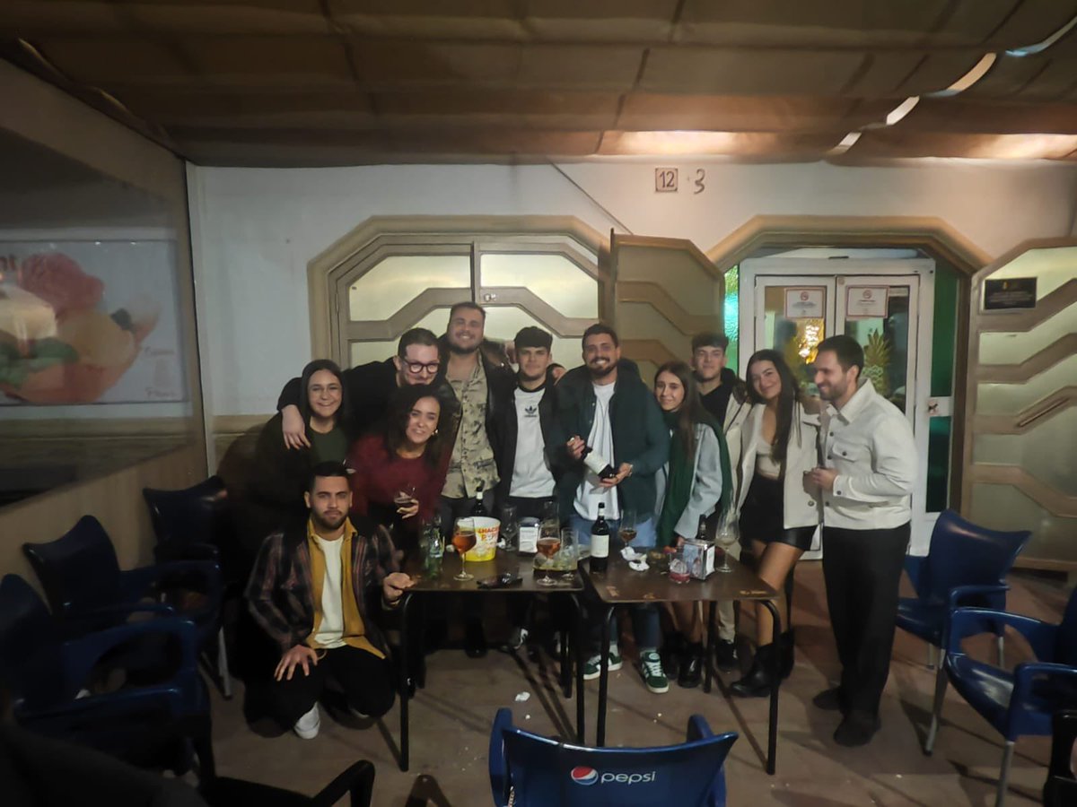 Mjn043's tweet photo. La familia Narbona y la noche de reyes 🩵 https://t.co/10lQQHPIBH