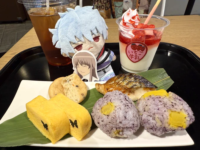 今日はいちご牛乳と晋ちゃん手毬小御膳