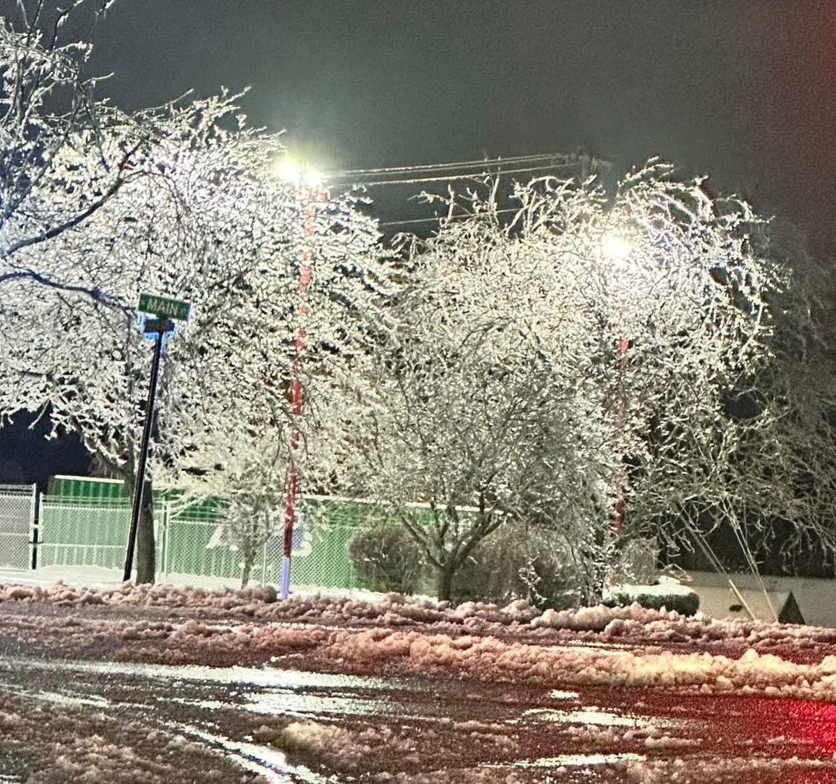 MWrcvy26's tweet photo. @ryanhallyall Main Street Nicholasville KY, my sister said half the town is without power! https://t.co/DChFQjfxbQ