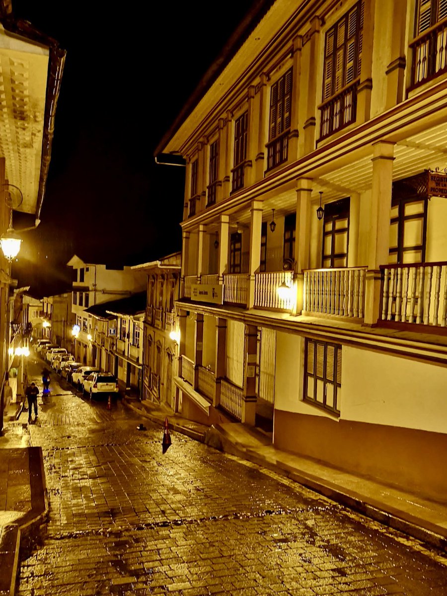 Mientras el frío invernal abraza cada esquina, #Zaruma se viste de gala con luces titilantes que iluminan su encanto. 🌟🏰

#VisitaEcuador #TuLugarEnElMundo #TravelEcuador