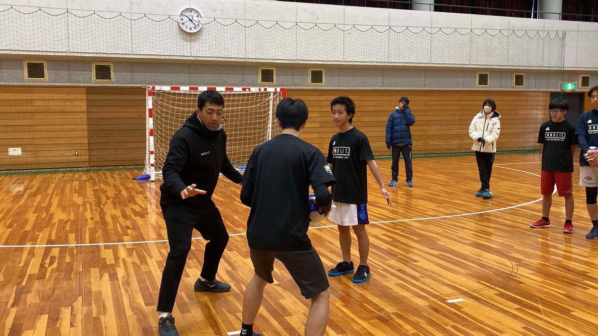 handball_mekaru's tweet photo. 東大寺学園の中高生に対してクリニックを行いました🙌
学力の高い子たちで、受験勉強も大変！！
だけど、ハンドボールもがんばってます👍
監督の安井先生は同い年！
奈良からハンドボールの未来をよくするためのアクションを起こし続けています😊
少しでもお役に立てるように精進します💪 https://t.co/6oJR2JFiQo