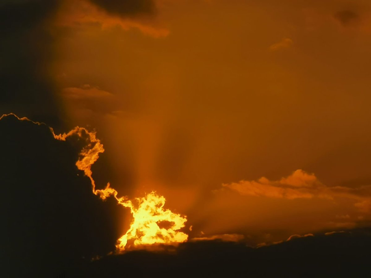LaVozDeGuateOf's tweet photo. UN ATARDECER DOMINICAL MARAVILLOSO | Donde el cielo pinta sus mejores colores para recordarnos la belleza de cada día.
⌨️La Voz de Guate 
📸Hugo Nery Bach https://t.co/4EWB7zFsJA