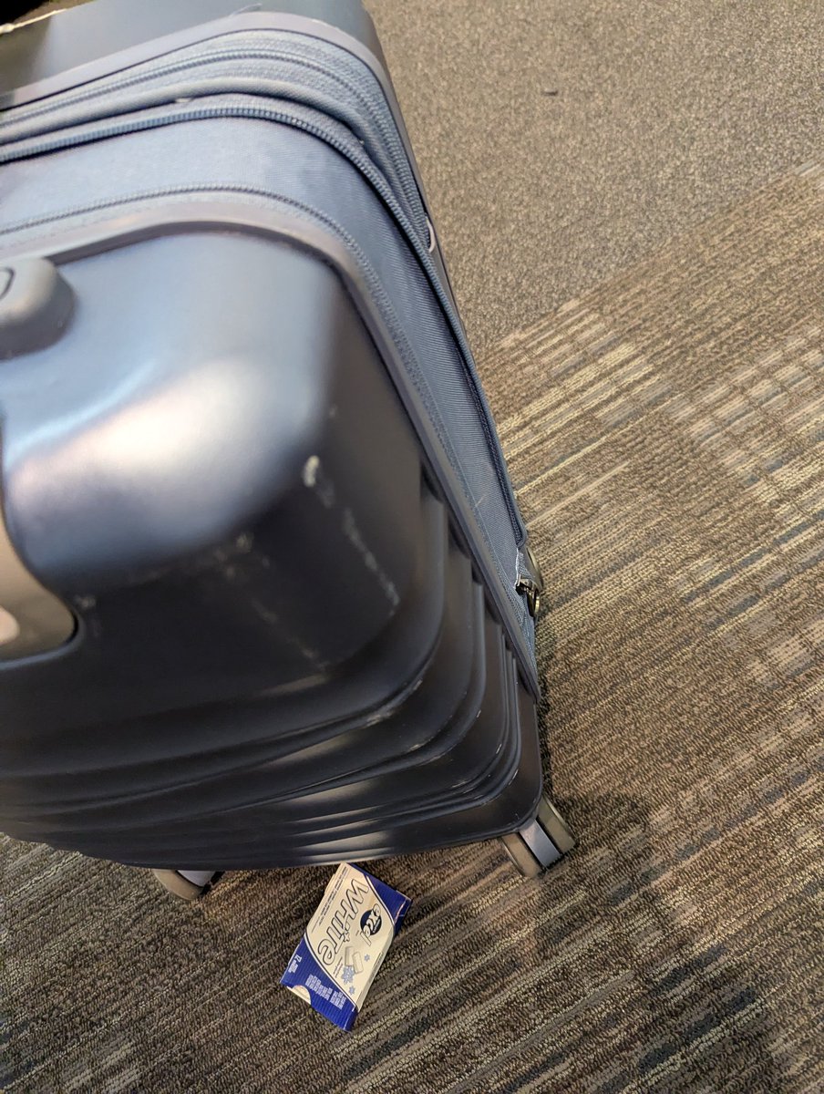 itsmrworldpeace's tweet photo. @AirCanada thanks for DESTROYING my bag on flight 976 just now. And losing my bag tag (that couldn't have gone wrong π) Can't wait to see what my stuff looks like inside #onejob #flywestjet https://t.co/oL7kcWccAG