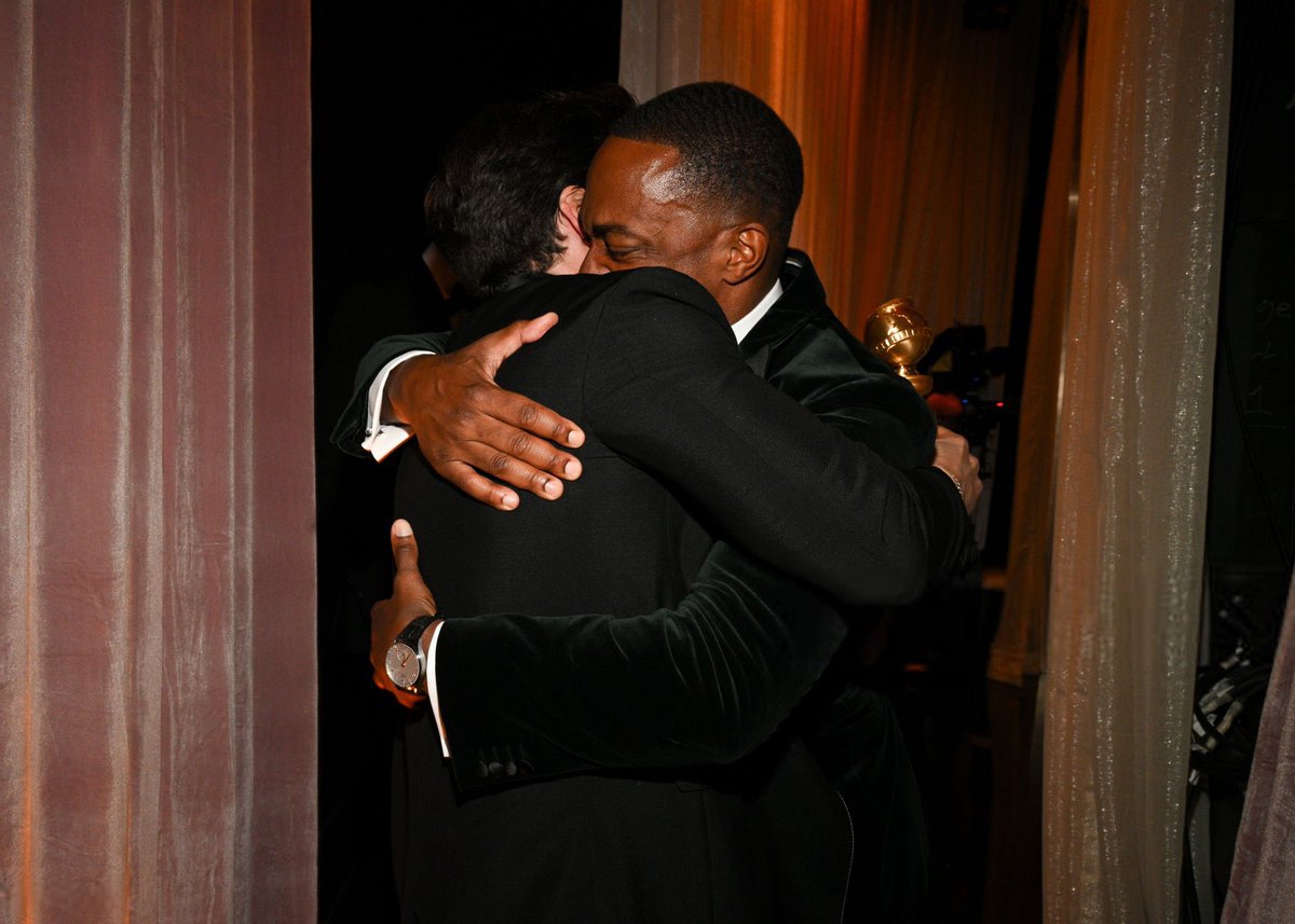 sebstanbr's tweet photo. Sebastian Stan e Anthony Mackie comemorando a vitória do Sebastian no Golden Globes! ⭐️🥹 https://t.co/ssaDc59gqi