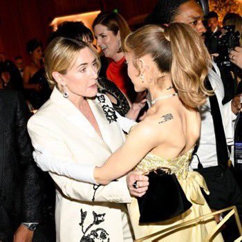 agrandearch's tweet image. Ariana Grande e Kate Winslet no #GoldenGlobes. 

— A atriz faz o papel de Clementine em "Brilho Eterno da Mente Sem Lembranças", filme o qual inspira o nome e visual do sétimo álbum de Ariana, "eternal sunsbine". ❤️