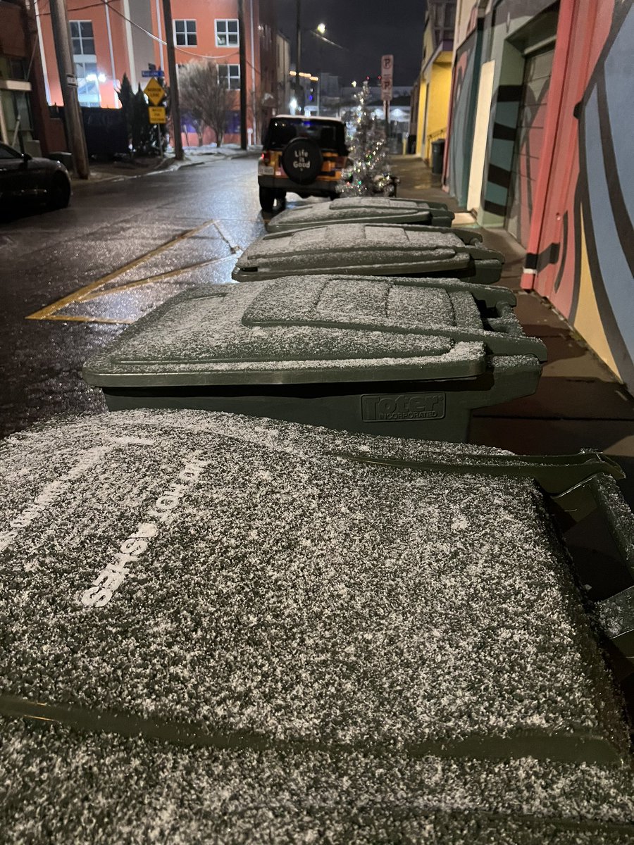 Mostly just a dusting of snow on grassy areas and elevated surfaces near downtown Norfolk. #vawx ❄️ <a href="/NWSWakefieldVA/">NWS Wakefield</a> <a href="/wxmanricky/">Ricky Matthews</a> <a href="/_WeatherStove/">Steve Fundaro</a> <a href="/J_Wheeler_WAVY/">Jeremy Wheeler WAVY</a> <a href="/JeffEdmondsonWX/">Jeff Edmondson</a> <a href="/eulermatthew4/">Spot On Weather</a>