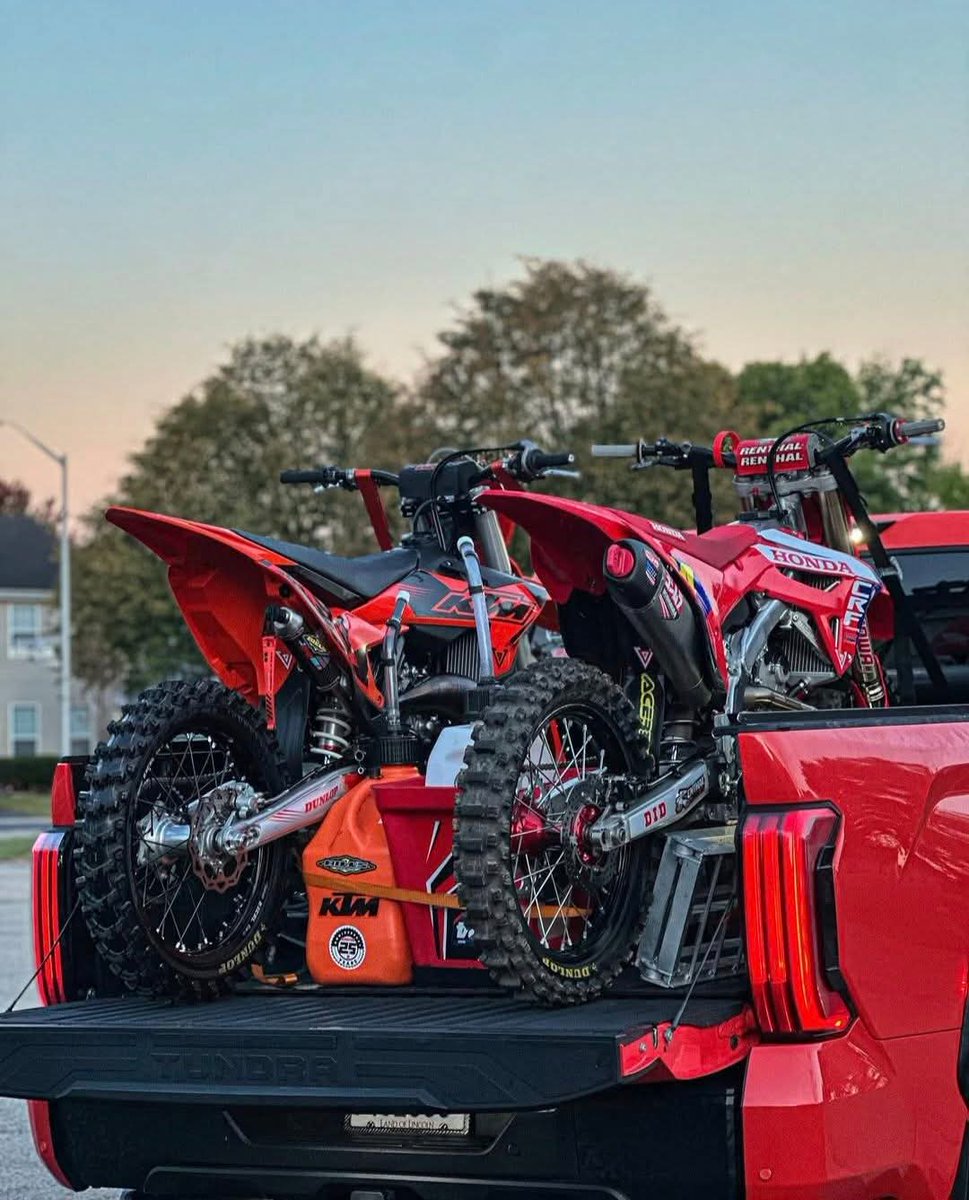 Esdemotos's tweet photo. 🤩🤩🤩 #amoraprimeravista #motocross #supercross #offroad
.
📷 seputar otomotif #2stroke #4stroke #esdemotos #honda #ktm #pickup https://t.co/NPB6rxngOe