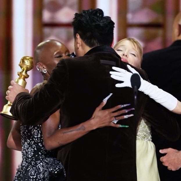 agrandearch's tweet image. Ariana Grande, Cynthia Erivo e Jon M. Chu no palco do #GoldenGlobes. ❤️

— "WICKED" foi premiado na categoria  "Conquista Cinematográfica e Bilheteria".