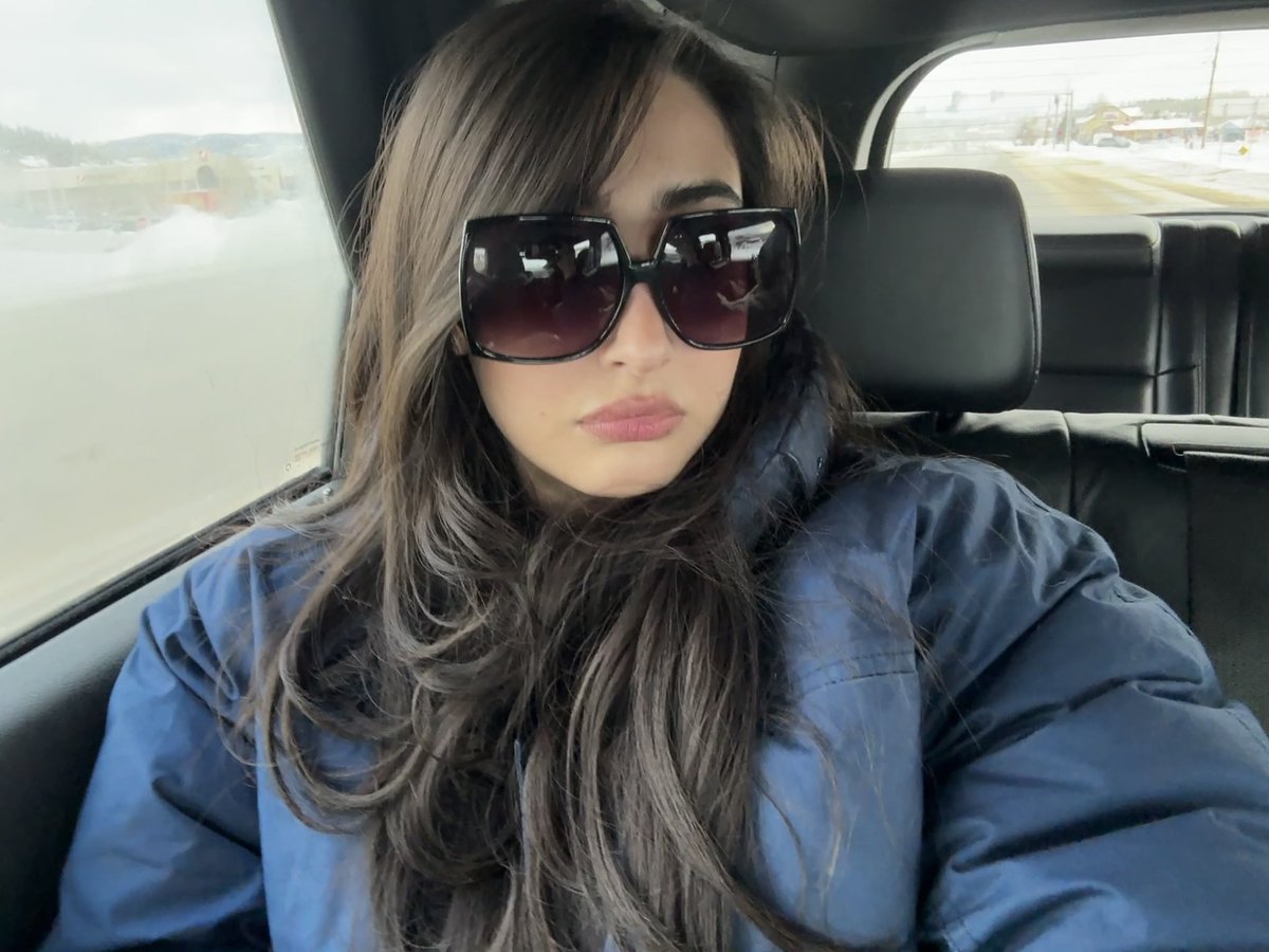 alivegirl001101's tweet image. #pout