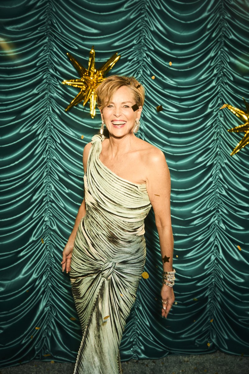 Sharon Stone STUNS backstage at tonight's #GoldenGlobes! Sharon Stone STUNS backstage at tonight's #GoldenGlobes!