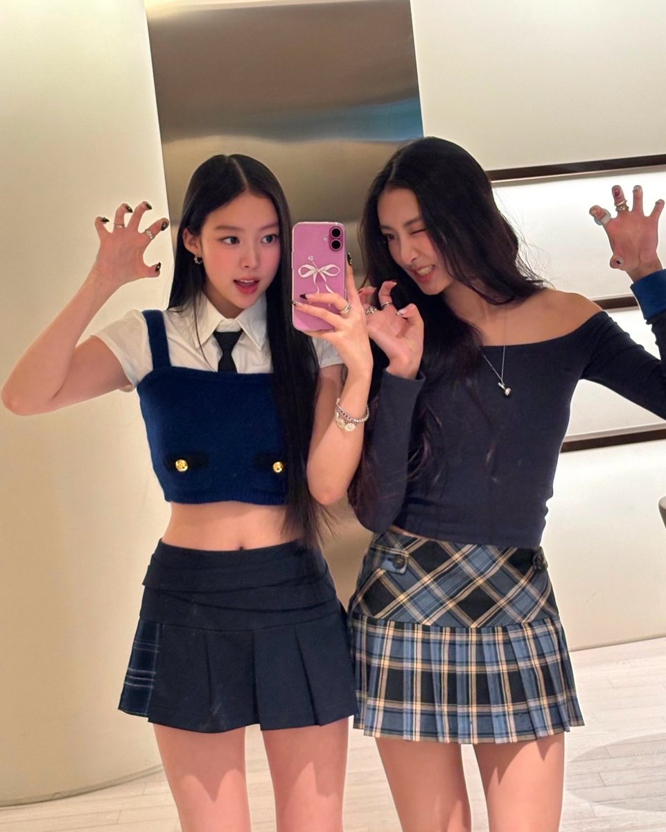 gawon &amp; narin instagram update 

#GAWON #가원 #NARIN #나린 #MEOVV #미야오