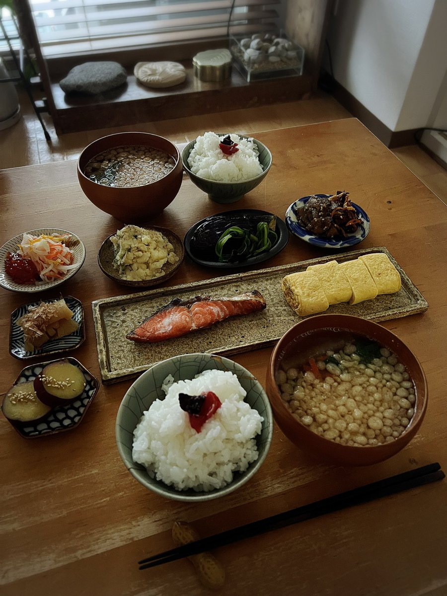 おはようマンデーございます

さて、卵焼きと焼鮭で平日の始まりです。
昨晩は作り置き6品。なます、数の子は、あと少し。お味噌汁には揚げ玉

我が子、「ディズニーであたらしいピーターパンはじまるんだって」「なんていうの？」「おしょうがつのピーターパン」いいね

#朝ごはん