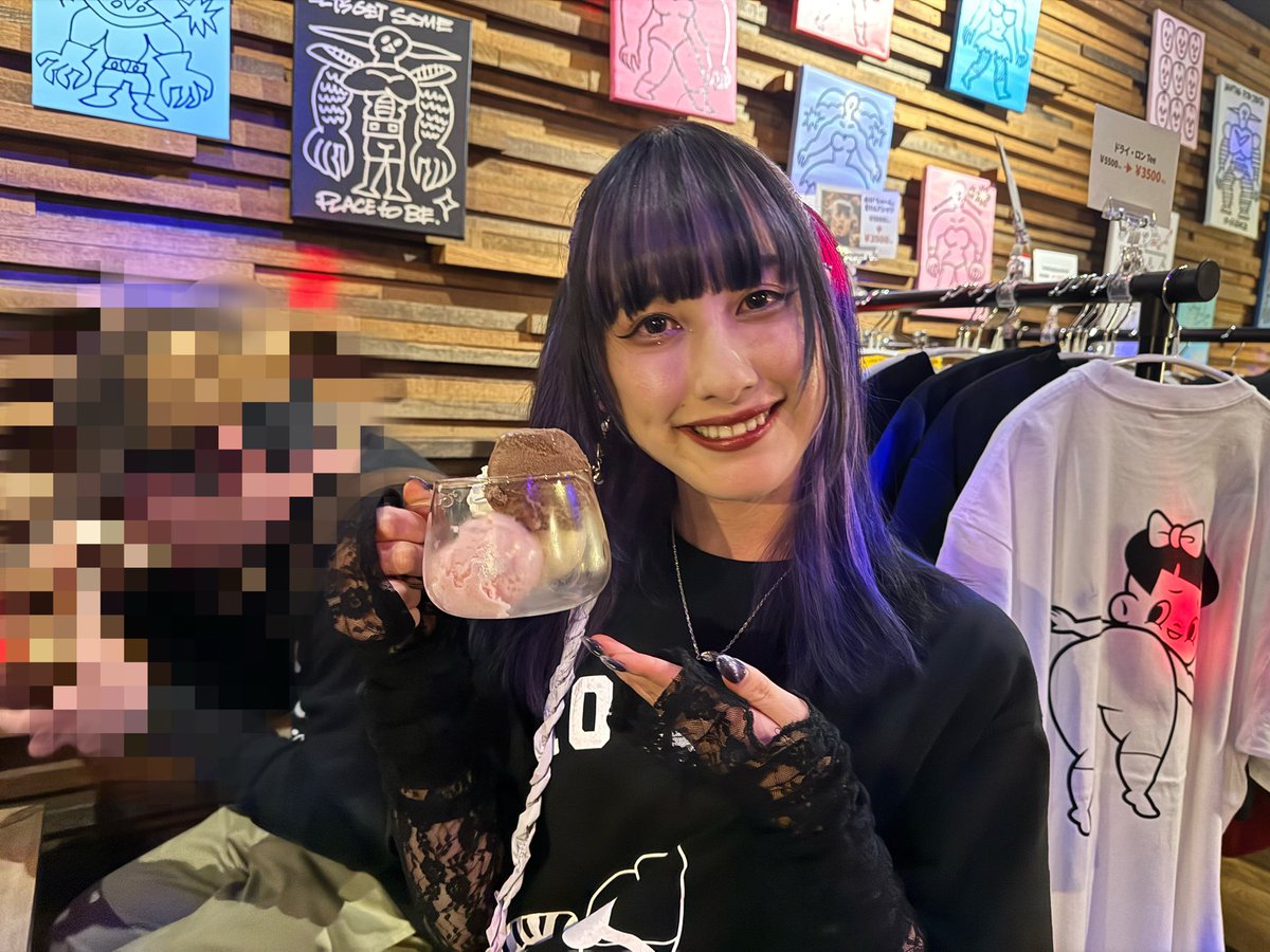 demonic89253549's tweet photo. 昨夜は、アメリカ村にあるBoomBoomCafeでのイベントに参加。
先月に購入したプロのカメラマンによる
モデル【高谷紫音/DJ TAKATANI】を撮った作品を受け取りに行ってきました。
私は2枚目の2作品を購入。
美術系の作品を買うのは人生初でした。
#たかちゃんしか
#高谷紫音
#DJTAKATANI
#BoomBoomCafe https://t.co/8S125LC1ko