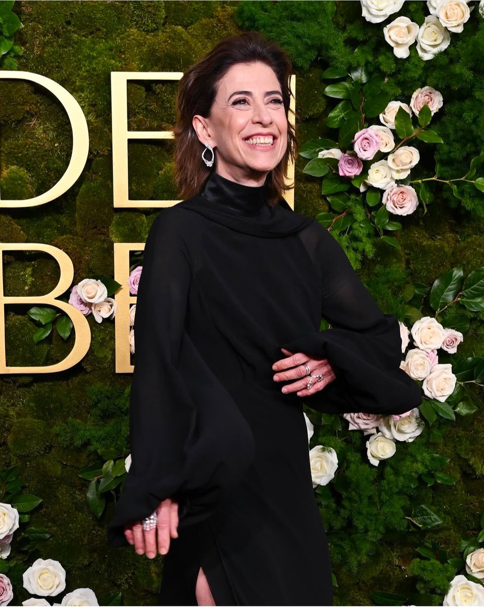 É DO BRASIL! 🏆 Fernanda Torres acaba de fazer história sendo a primeira mulher brasileira a ganhar o prêmio Globo de Ouro por sua excelente atuação em ‘Ainda Estou Aqui’, na categoria melhor atriz de filme de drama. Uma atriz brasileira e um filme sobre a terrível ditadura em
