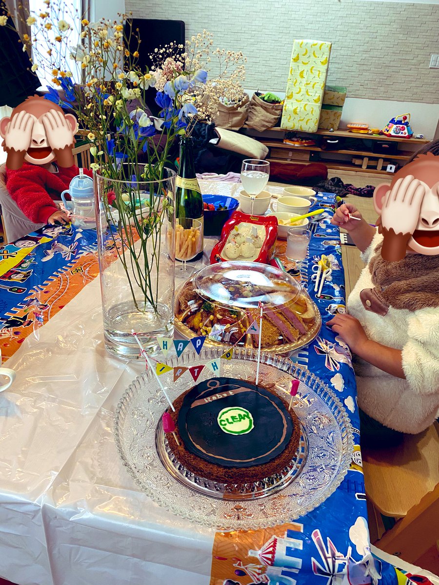 kutisakeCM's tweet photo. 家族でインフルエンザになり、お正月らしいことが今年はできなかったけど、渾身の誕生日ケーキは作ったよ！
息子のリクエストでルンバのケーキ🎂
誕生日が1日違いの兄弟なので、4歳と1歳のお祝いです😊息子に好きなものがあるということが、とてもママは誇らしい。 https://t.co/51GnfKtrMa
