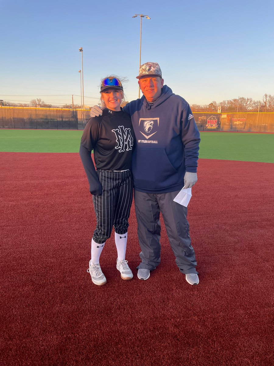 AveryPuphal's tweet image. Thank you @CoachReedUTTSB and @CoachWylyUTTSB and the rest of the staff and players for braving the cold with us for another great @Patriot_sb camp today! #swoopswoop 🦅🧡💙