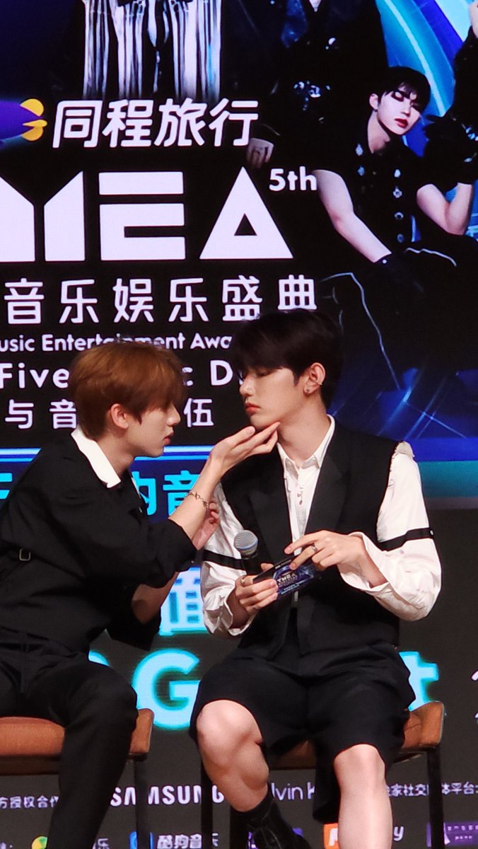 yujingeu's tweet photo. And hao is the only hyung that yujin can baby 🥹 https://t.co/vSyZH1INDK