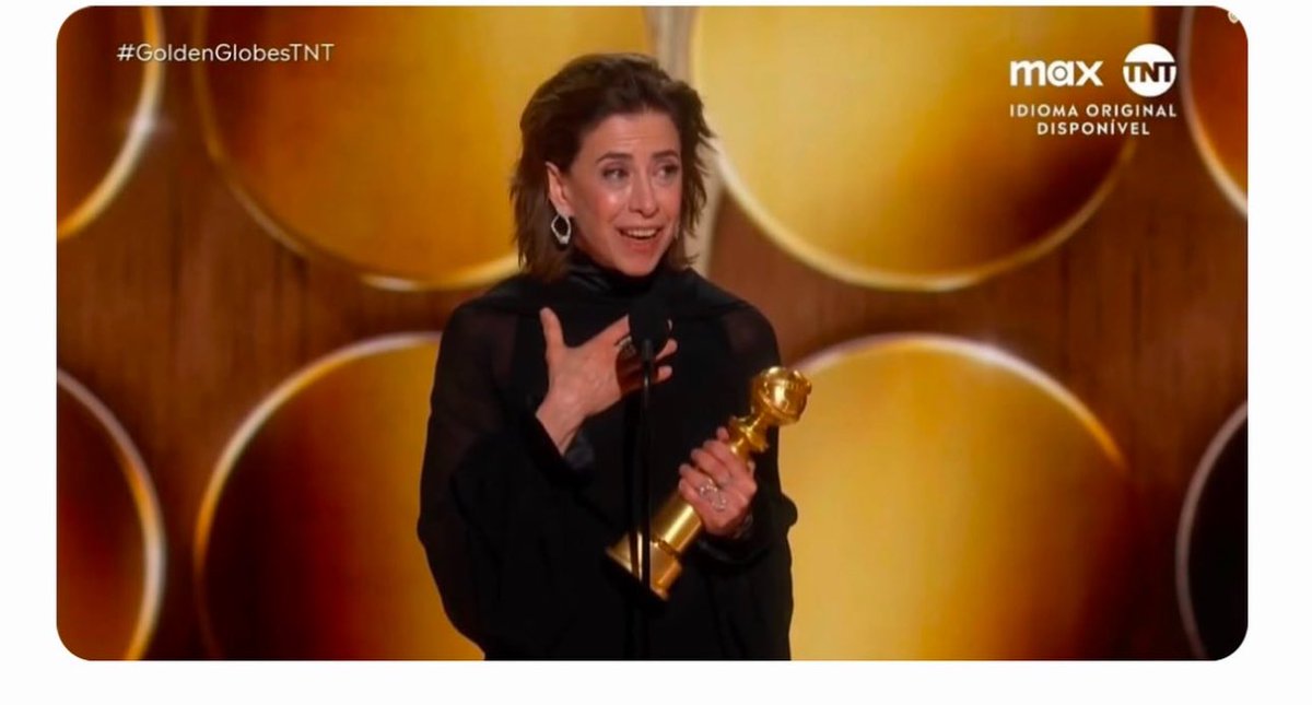 É DO BRASIL! 🏆 Fernanda Torres faz história ao se tornar a primeira mulher brasileira a ganhar o prêmio Globo de Ouro na categoria de melhor atriz de filme de drama, graças à sua atuação impecável em “Ainda Estou Aqui”. Um marco para o cinema brasileiro e um orgulho para o país!