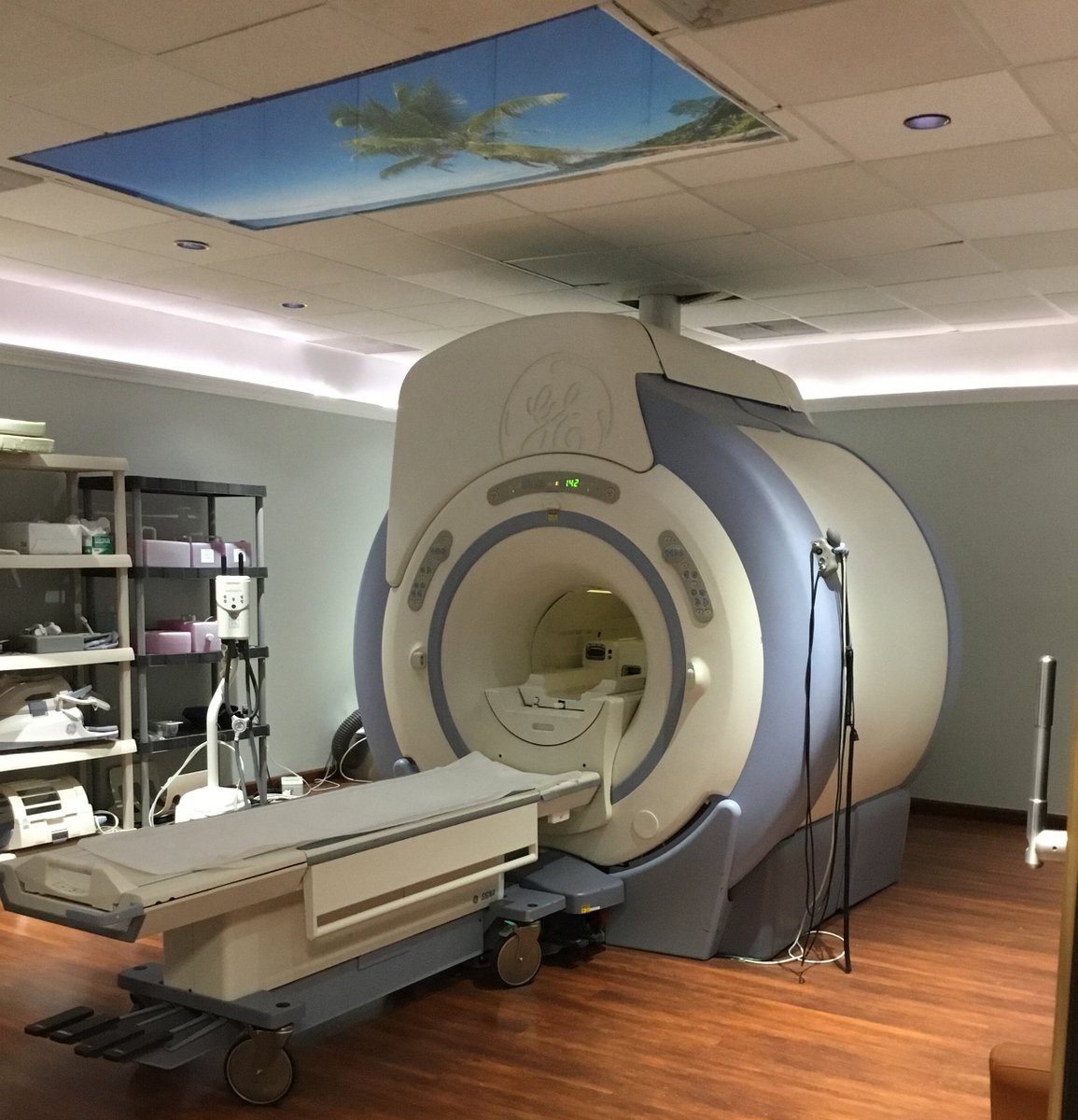 Why are MRIs so damn heavy?

They weigh over 10,000 pounds, or about 3 cars' worth.

MRI design knowledge is hidden inside large companies, so I tried to work it out from first principles. 🧵 (1/12)