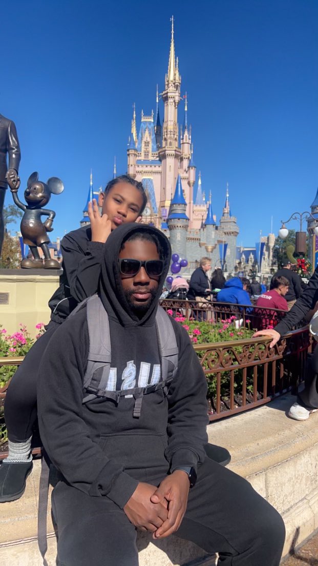 Slap_ThaGod's tweet photo. Brought my princess to the magic kingdom 💜🤞🏿 https://t.co/OmiWMFHnls