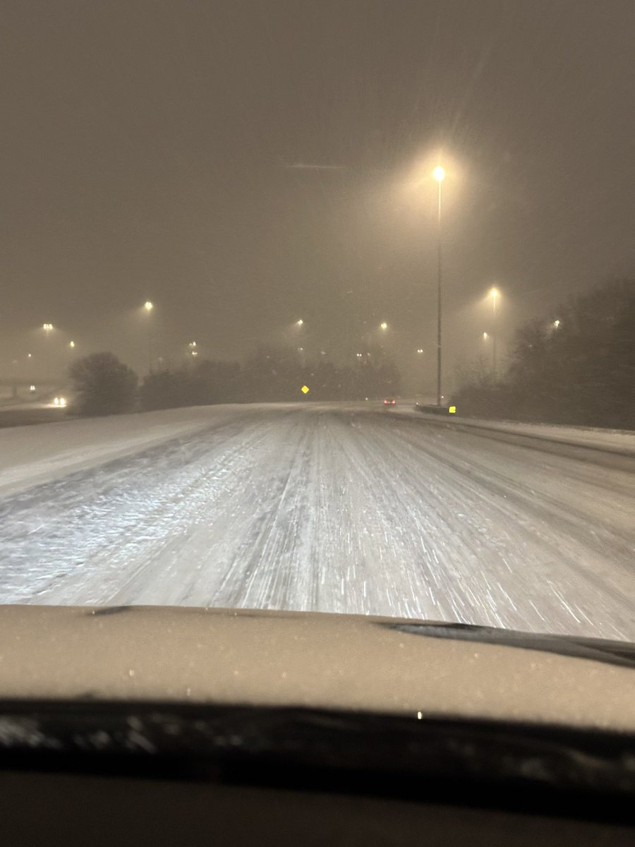 RobCarrollJr's tweet photo. Did @ColumbusGov and @ODOT_Columbus somehow forget that snow was coming and not put any salt down on 270???

#SNOWPOCALYPSE2025 https://t.co/gO2WQgAA0C
