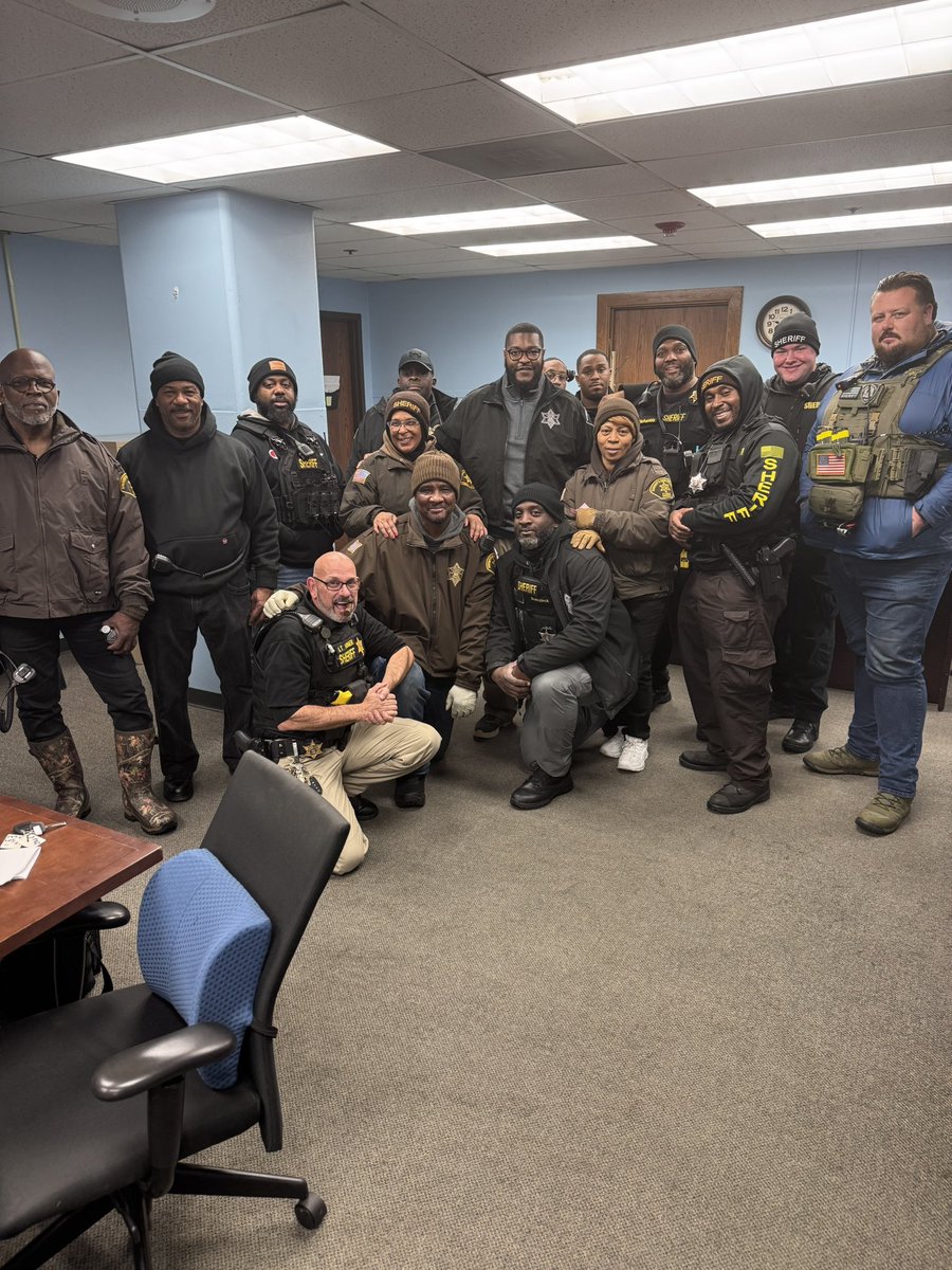 2024Alfred's tweet photo. Thank you to the Brave Sheriff deputies who braced the cold weather to make sure the unhoused gets to the shelter. Remember if you don’t have to drive, please don’t. https://t.co/UNtAfxlDIS