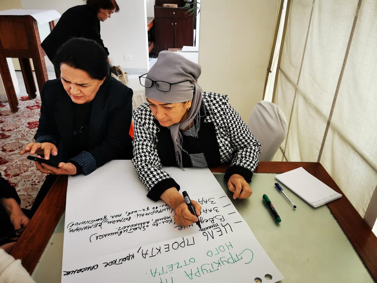 OSCEDushanbe's tweet image. Empowering leaders for change! 14 directors of @OSCE-supported Women’s Resource Centres in Tajikistan improved their skills in #projectdevelopment, #management &amp;amp; #fundraising. Backed by 🇳🇴🇺🇸🇫🇮🇪🇺🇦🇩🇩🇪, these Centre support survivors of #domesticviolence. 

osce.org/programme-offi…