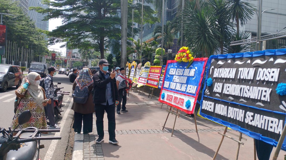 tukin_dosenASN's tweet image. Terimakasih rekan-rekan dosen yang hadir dan memastikan  Karangan Bunga kiriman teman2 dosen  @Kemdiktisaintek seluruh Indonesia bisa berdiri dan berjejer rapi di sepanjang jalan Kantor @Kemdiktisaintek, walaupun harus dihadang satpam dan drama papan dibalik,,,semoga menjadi…