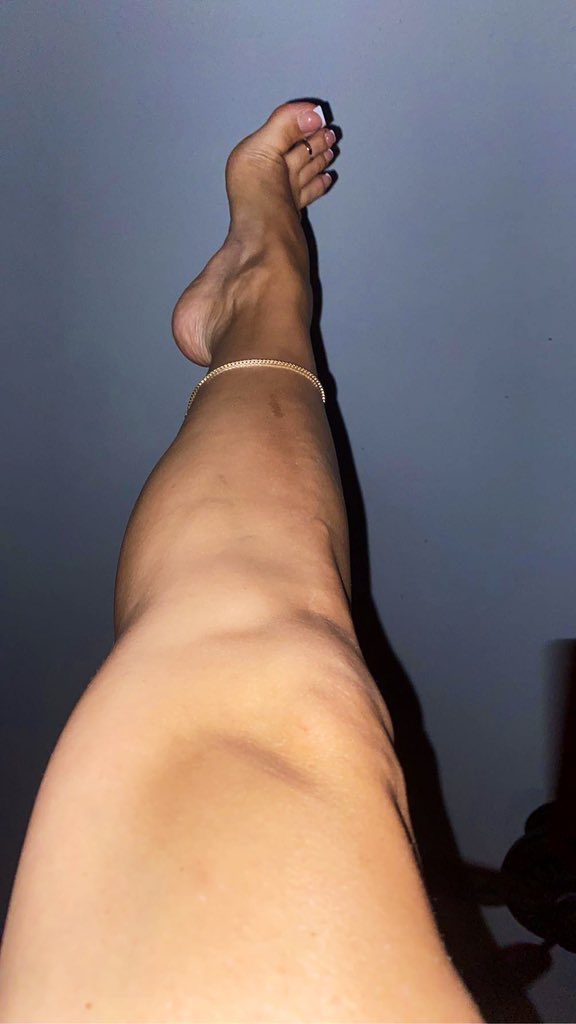 Jaydeebaby31's tweet photo. So many triggers in one photo…my tanned toned legs, that arch, my anklet, toe ring, perfect French pedi 😍 https://t.co/CesOiNe01m