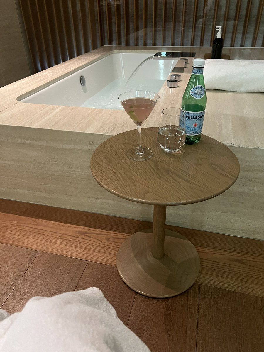 Fuekitty's tweet photo. 改装工事の時期が気になるカバナ。
カバナだけなのか、WINGも改装になるのか?カバナが入れないと香港トランジットの楽しみ減っちゃう。
私の予想は春節まで営業して、その後休業??
コスモポリタンをお願いしてみた。
#thewing https://t.co/5bTYttgpnp