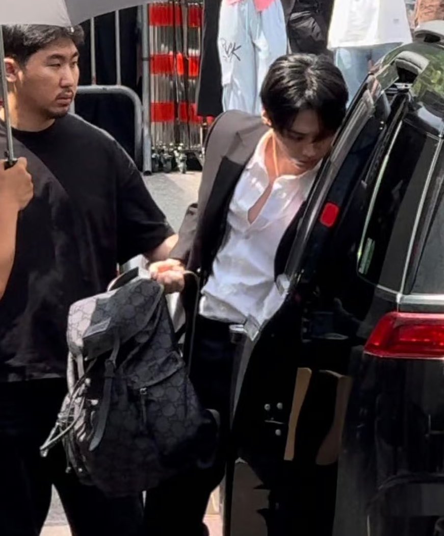minholy_y's tweet photo. proofs that #LeeKnow is one of the hottest man alive

— a self indulgent thread 𓂃 𓈒 ࣪ ˖ ‧₊˚⊹ https://t.co/T97sua6SIp