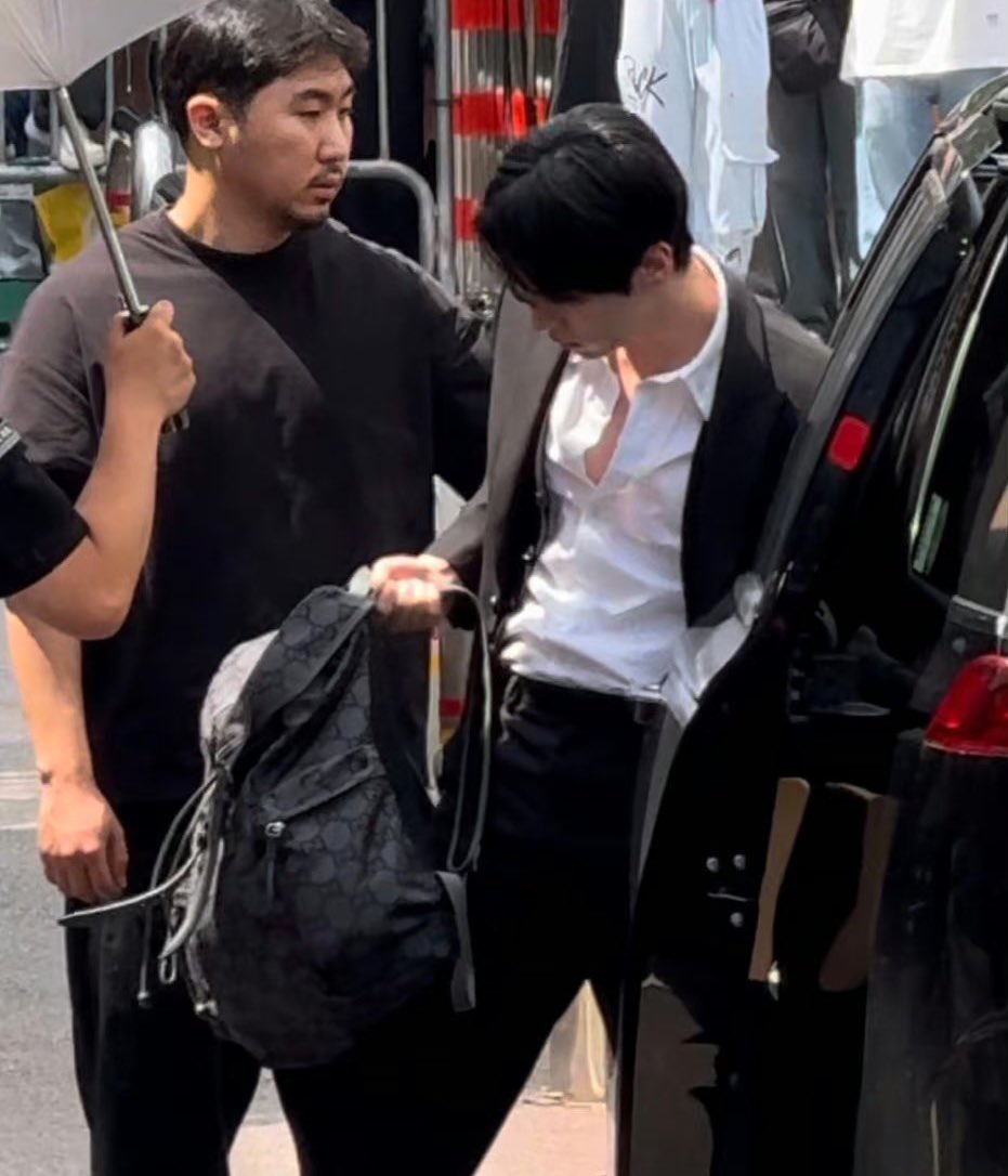 minholy_y's tweet photo. proofs that #LeeKnow is one of the hottest man alive

— a self indulgent thread 𓂃 𓈒 ࣪ ˖ ‧₊˚⊹ https://t.co/T97sua6SIp