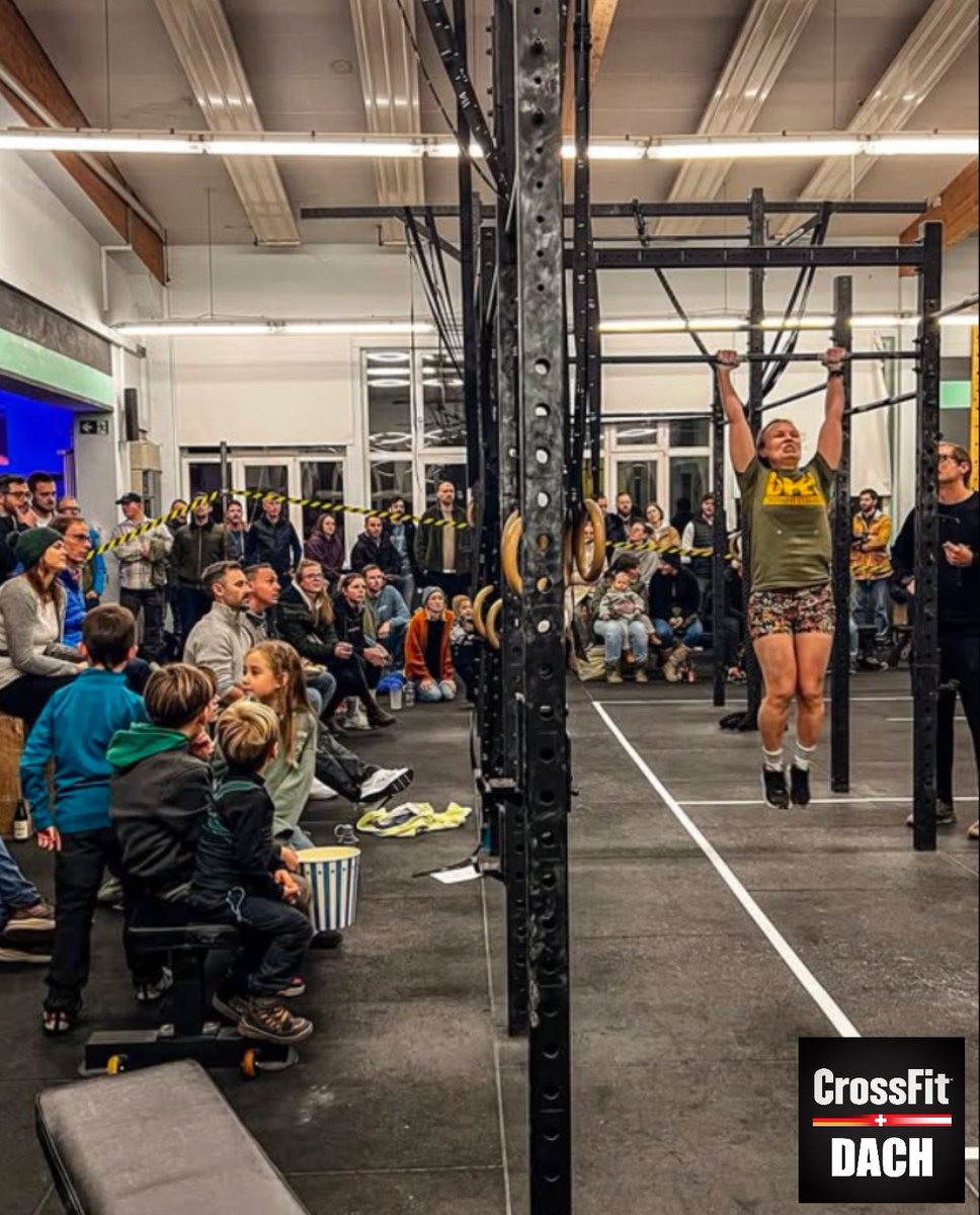 WORKOUT DES TAGES
Montag 250105

Auf Zeit:
Akkumuliere 6 Minuten hängen an der Klimmzugstange

Jedes Mal wenn du von der Stange kommen musst, machst du 100 Doppelseilsprünge und 30 V-Ups.
.
Poste deine Zeit in die Kommentare.
.
 📸: CrossFit Esslingen
.