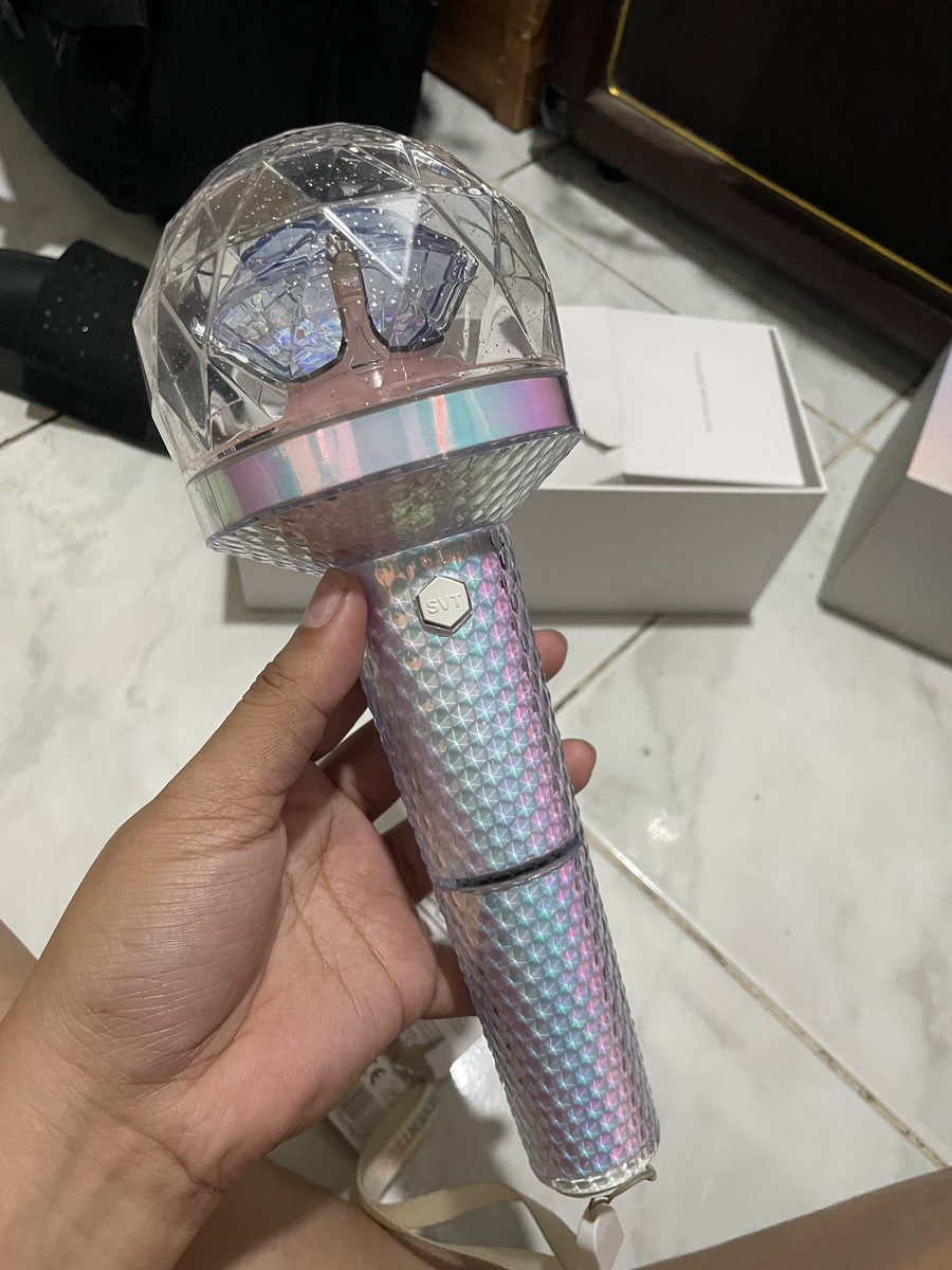 wtbd8's tweet photo. wts lfb ph caratbong v2 | seventeen lightstick w/ pcs 

₱2,500
- selling only as set
- w/ AAA battery (disposable)
- jun, hao &amp; vernon pcs
- negotiable (dm me!)

t. svt ls photocards pc moon junhui minghao https://t.co/msTZV6NmQj