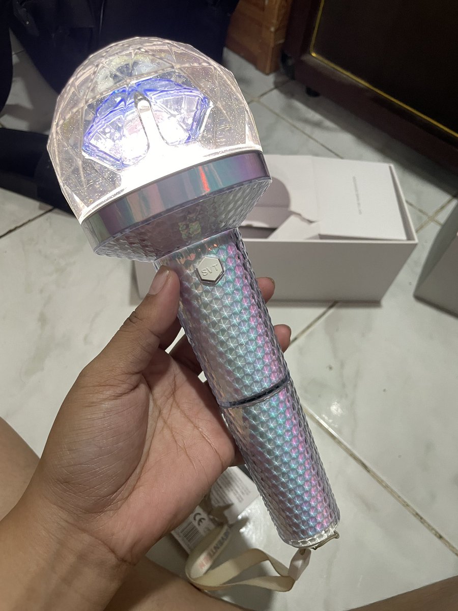 wtbd8's tweet photo. wts lfb ph caratbong v2 | seventeen lightstick w/ pcs 

₱2,500
- selling only as set
- w/ AAA battery (disposable)
- jun, hao &amp; vernon pcs
- negotiable (dm me!)

t. svt ls photocards pc moon junhui minghao https://t.co/msTZV6NmQj