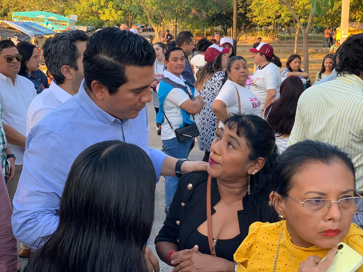 oscarbritozap's tweet photo. Con vecinas y vecinos del poniente de Mérida compartimos la tradicional rosca de reyes en un evento organizado por el #IMDUT en el domo del paseo verde.  El evento estuvo presidido por el Gobernador @huachodiazmena y contamos con la presencia de nuestro amigo @Rommel_Pacheco. https://t.co/9lsaF3VcqT