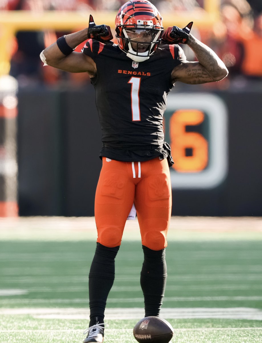 🚨 JA'MARR HAS OFFICIALLY WON THE TRIPLE CROWN

🔥 127 REC
🔥 1,708 YARDS
🔥 17 TDS

A SEASON TO REMEMBER FOR WR1