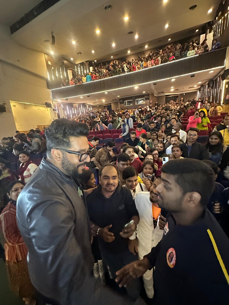 rcfanexclusive's tweet photo. সন্তান! সন্তান! সন্তান!
হাউসফুল! হাউসফুল! হাউসফুল!
#Shontaan দেখার পর Raj Chakraborty কে দেখে আবেগে ভাসলেন হল ভর্তি দর্শক।
কেউবা বলতে লাগলো রাজ দা তুমিই পারো।
কেউবা বলতে লাগলো গুরু কি জিনিস বানিয়েছো।
কেউ বা বলতে লাগলো রাজ দা ছাড়া এরম সিনেমা বানানো সম্ভব নয়।
@iamrajchoco https://t.co/7uTtfT3NuX