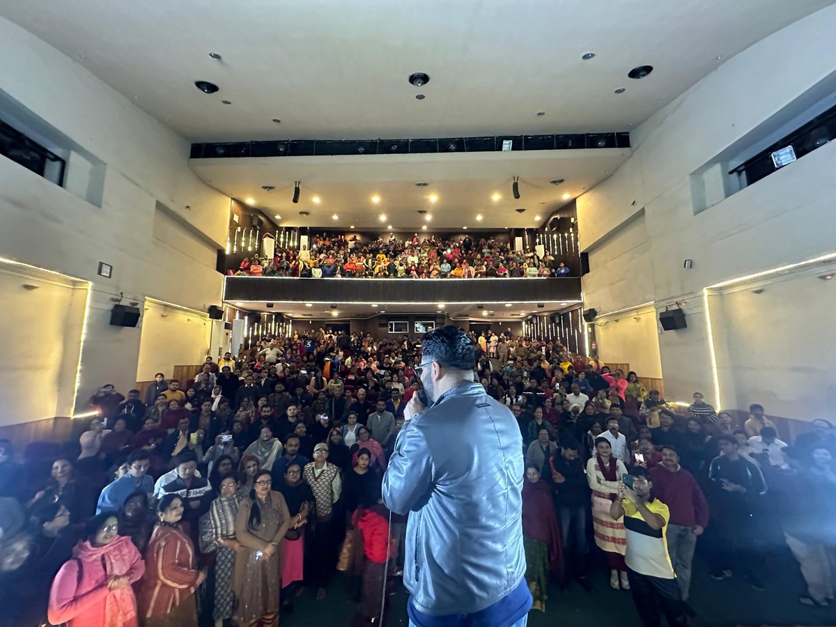 rcfanexclusive's tweet photo. সন্তান! সন্তান! সন্তান!
হাউসফুল! হাউসফুল! হাউসফুল!
#Shontaan দেখার পর Raj Chakraborty কে দেখে আবেগে ভাসলেন হল ভর্তি দর্শক।
কেউবা বলতে লাগলো রাজ দা তুমিই পারো।
কেউবা বলতে লাগলো গুরু কি জিনিস বানিয়েছো।
কেউ বা বলতে লাগলো রাজ দা ছাড়া এরম সিনেমা বানানো সম্ভব নয়।
@iamrajchoco https://t.co/7uTtfT3NuX