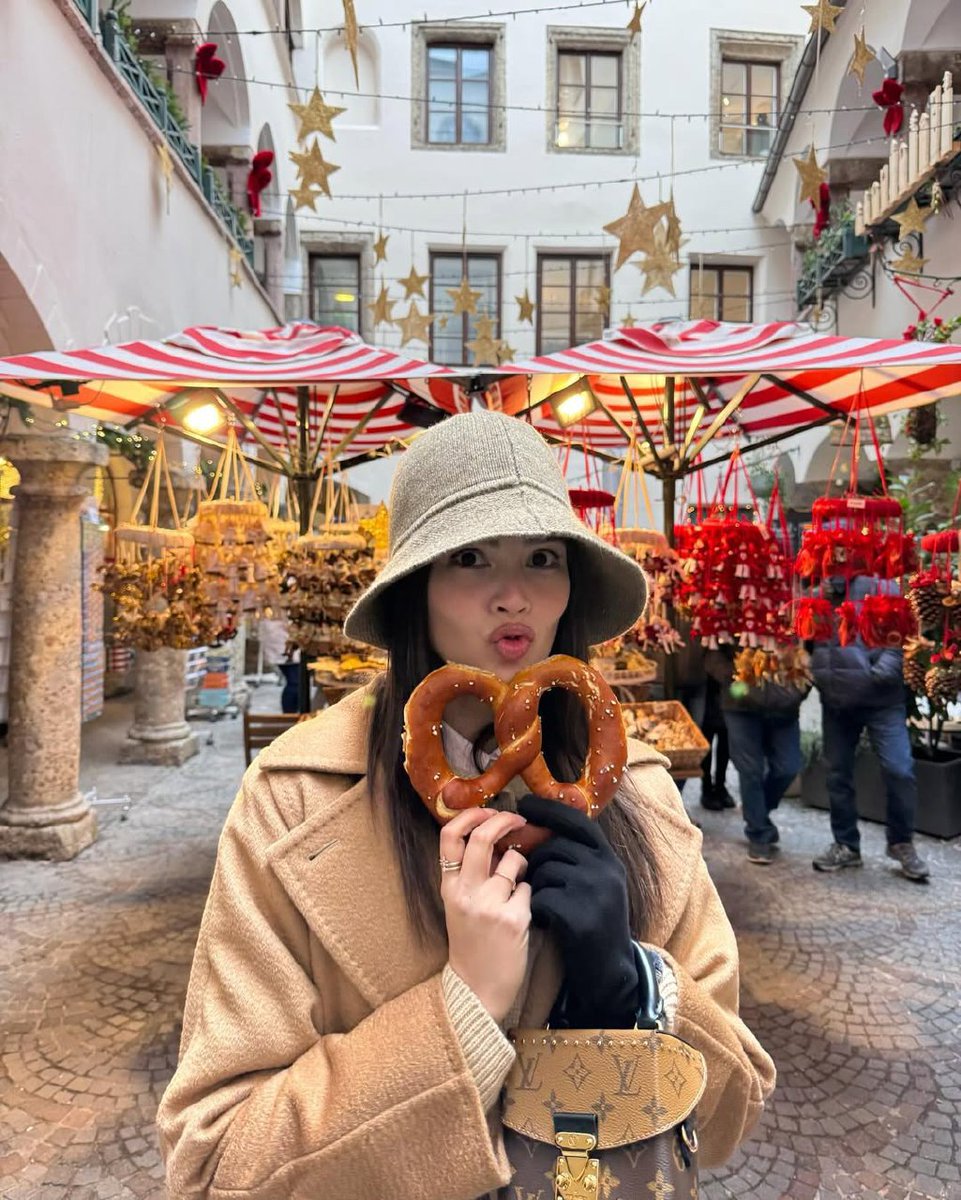 😙🥨 เพรทเซลตัวใหญ่มาก มันละลายและรสชาติอร่อยมาก เติมเต็มพุงทันที 55