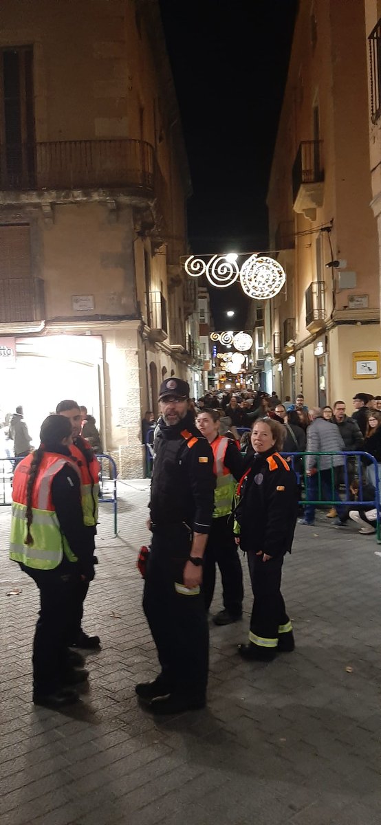 Prot_Civ_Vendr's tweet photo. Hem treballat per garantir la seguretat durant la Cavalcada de Reis 2025 de @elvendrell_cat #protecciocivil @emergenciescat https://t.co/gnRSB1ETq6